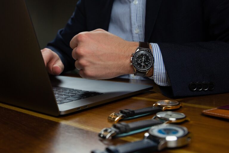 Die richtige Armbanduhr finden: So kaufen Sie eine bei Timeshop24 Online-Watch-Shopping-While-Confinement-Lasts-buying-guide-online-shops-watches