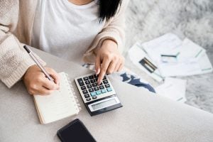Woman-doing-budget
