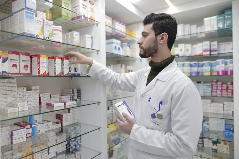 Farmasave: la tua parafarmacia online di fiducia per soluzioni di salute, benessere e bellezza In un mondo in cui praticità e affidabilità sono fondamentali, Farmasave è emersa come una delle principali parafarmacie online, offrendo una vasta gamma di prodotti che soddisfano ogni aspetto della salute, del benessere e della bellezza. Con oltre 50.000 prodotti disponibili a portata di mano, Farmasave non è solo una farmacia online, è una piattaforma completa per il benessere progettata per soddisfare le diverse esigenze dei consumatori informati e attenti alla salute di oggi.