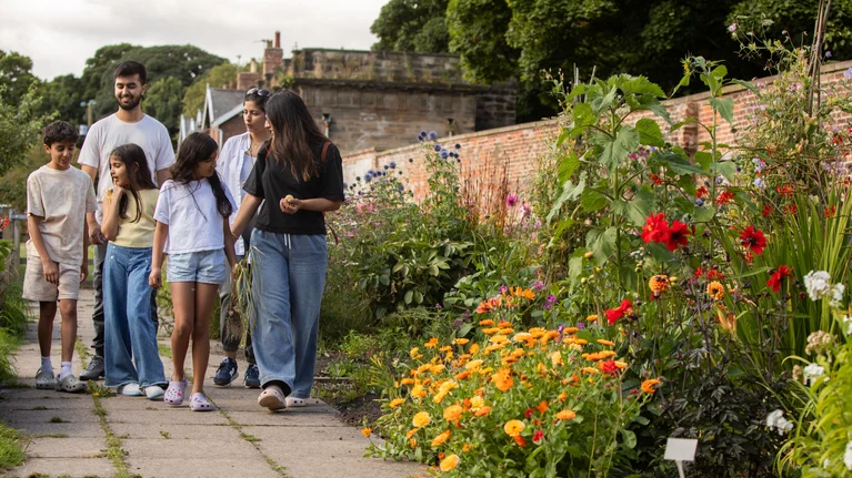 family-kitchen-garden-summer-seaton-delaval-hall-northumberland-nt250le9