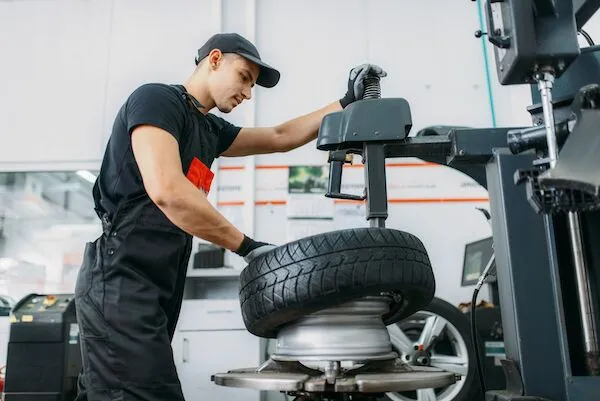 mechanic-change-tire-repairing-service