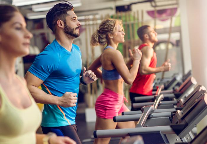 men-and-women-on-treadmill-at-the-gym
