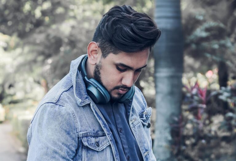 Als führender Anbieter von Audio-Entertainment prägt Audible Deutschland weiterhin die Art und Weise, wie Menschen mit Geschichten interagieren. Von fesselnden Thrillern und aufschlussreichen Biografien bis hin zu lehrreichen Podcasts und exklusiven Audible Originals bietet die Plattform ein Hörerlebnis, das sich nahtlos in das moderne Leben einfügt. Ob auf dem Weg zur Arbeit, beim Training oder an einem ruhigen Abend – Audible verwandelt jeden Moment in eine Gelegenheit zum Lernen, Fantasieren und Inspirieren.
