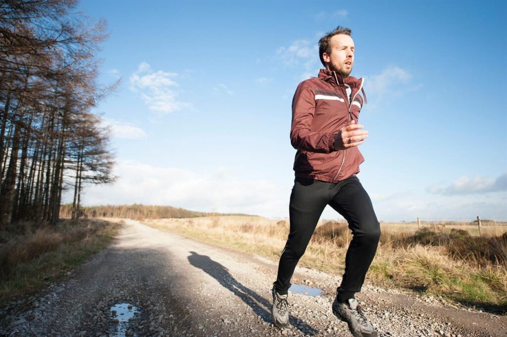 Terwijl de zomerzon de atletiekbanen, banen en velden in heel Nederland verlicht, nodigt Mizuno atleten, fitnessliefhebbers en stijlbewuste mensen uit om een ​​nieuw tijdperk van sportkleding te ervaren. Met een erfgoed geworteld in precisie en innovatie, maakt Mizuno's zomercollectie 2025 een krachtig statement: prestaties en esthetiek hoeven niet met elkaar te concurreren - ze kunnen prachtig samengaan.