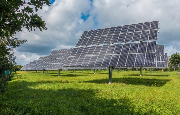 Angesichts steigender Energiepreise und der zunehmenden Bedeutung von Nachhaltigkeit im Haushalt ist die Nachfrage nach intelligenten, benutzerfreundlichen Energieprodukten so groß wie nie zuvor. Der neue SolarFlow 2400 AC von Zendure, einem Pionier der Energieinnovation, definiert Solarstrom für Privathaushalte neu – mit einem Plug-and-Play-Wechselstromspeichersystem, das die Messlatte für Solarhäuser von heute höher legt.