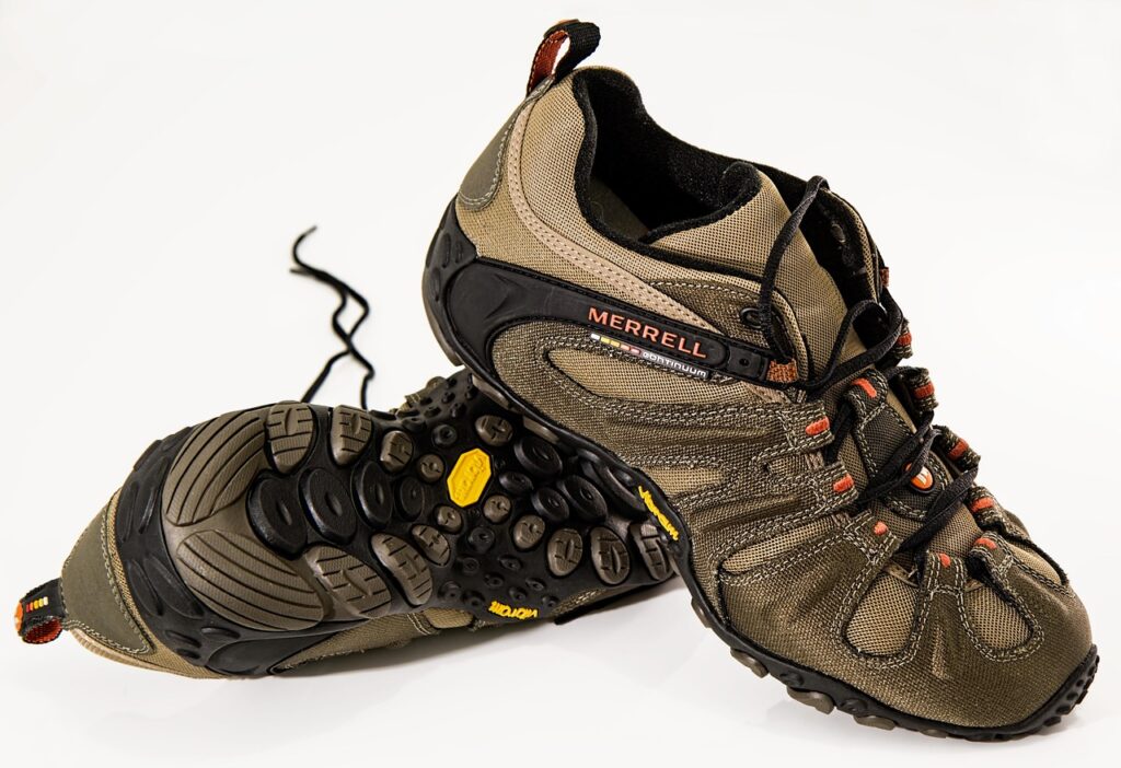 Merrell hat sich zu einem vertrauenswürdigen Namen für alle entwickelt, die einen aktiven Lebensstil pflegen. Von anspruchsvollen Wanderungen bis hin zu Stadtbummeln – die Marke ist für Schuhe bekannt, die Strapazierfähigkeit, Leistung und Alltagstauglichkeit vereinen. Deutsche Kunden, die Schuhe suchen, die für verschiedenes Gelände geeignet sind und gleichzeitig dauerhaften Komfort bieten, sind bei Merrell genau richtig. Die Kollektionen der Marke sind nicht nur funktional, sondern auch vielseitig konzipiert, sodass jeder, vom Trailrunner bis zum Freizeitwanderer, die passende Passform findet.