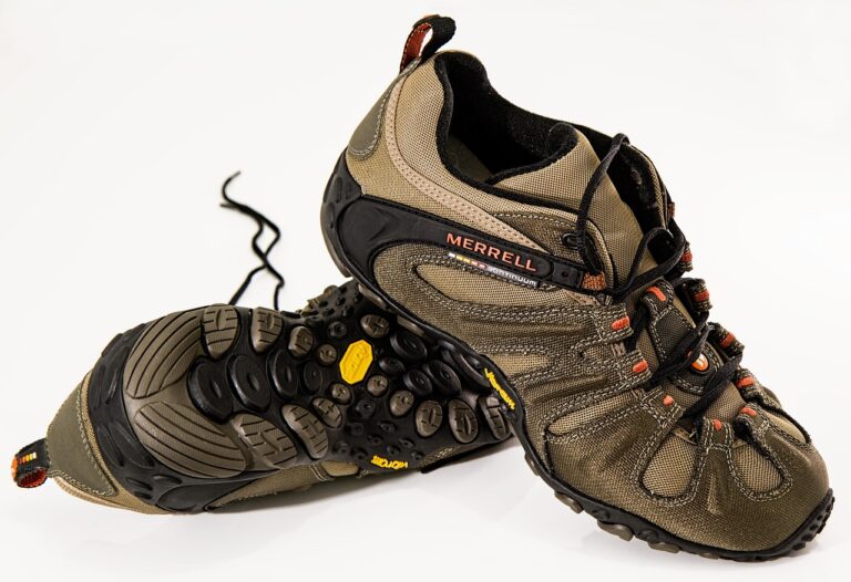 Merrell hat sich zu einem vertrauenswürdigen Namen für alle entwickelt, die einen aktiven Lebensstil pflegen. Von anspruchsvollen Wanderungen bis hin zu Stadtbummeln – die Marke ist für Schuhe bekannt, die Strapazierfähigkeit, Leistung und Alltagstauglichkeit vereinen. Deutsche Kunden, die Schuhe suchen, die für verschiedenes Gelände geeignet sind und gleichzeitig dauerhaften Komfort bieten, sind bei Merrell genau richtig. Die Kollektionen der Marke sind nicht nur funktional, sondern auch vielseitig konzipiert, sodass jeder, vom Trailrunner bis zum Freizeitwanderer, die passende Passform findet.