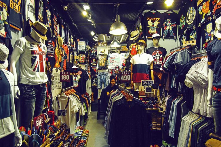 Cloth Store to internetowy sklep z odzieżą damską, stworzony z myślą o kobietach ceniących elegancję i wygodę na co dzień. Dzięki starannie dobranemu asortymentowi bluzek, sukienek, spodni, kurtek i kompletów dresowych, marka ułatwia stworzenie wszechstronnej garderoby na każdą okazję. Każdy element garderoby jest wykonany z dbałością o szczegóły, łącząc styl z praktycznością, dzięki czemu kobiety mogą czuć się pewnie zarówno w pracy, na spotkaniu z przyjaciółmi, jak i w domu.