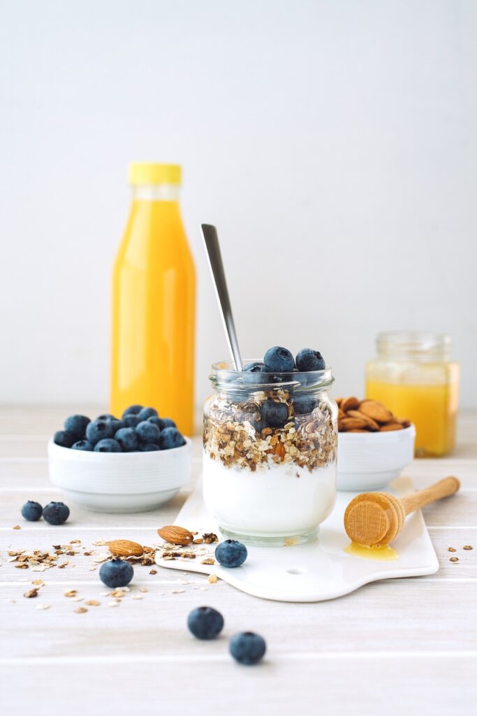 In einer Welt voller Frühstücksoptionen aus Massenproduktion hat mymuesli unsere Einstellung zu einer der wichtigsten Mahlzeiten des Tages revolutioniert – indem es personalisierte Bio-Müslimischungen anbietet, die so einzigartig sind wie Sie. Seit 2007 ist mymuesli Vorreiter der Bio-Frühstücksbewegung und hat das Konzept maßgeschneiderter Müslimischungen aus Zutaten höchster Qualität vorangetrieben. Egal, ob Sie einen gesunden, energiegeladenen Start in den Tag suchen oder eine Frühstücksoption brauchen, die Ihren Ernährungsvorlieben entspricht – mymuesli bietet die perfekte Lösung. Und das alles mit nur wenigen Klicks.