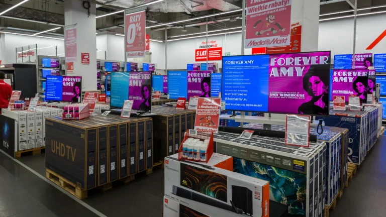 Technologia stała się centralnym elementem pracy, relaksu i komunikacji. Jednak przy nieskończonej liczbie dostępnych opcji na rynku, wybór i zarządzanie urządzeniami może wydawać się przytłaczające. Media Markt Polska zbudował swoją reputację na uproszczeniu tego procesu. Łącząc usługi ekspertów, szybką dostawę i zaufane wsparcie, marka dba o to, aby technologia była nie tylko dostępna, ale także łatwa do zintegrowania z codziennym życiem.